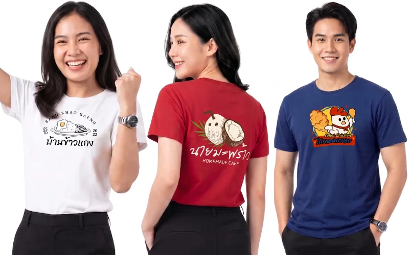 นางแบบและนายแบบสวมเสื้อยืดโปรโมทร้านค้าจากร้านสกรีนเสื้อ โดยคนซ้ายสวมเสื้อยืดสีขาวสกรีนลายโลโก้ "บ้านข้าวแกง" คนกลางหันหลังสวมเสื้อยืดสีแดงสกรีนลายมะพร้าว "นิยมมะพร้าว HOMEMADE CAFE" และคนขวาสวมเสื้อยืดสีน้ำเงินเข้มสกรีนลายไก่ทอด แสดงถึงงานบริการรับสกรีนเสื้อยืดโฆษณาสินค้าและผลิตภัณฑ์ที่มีสีสันสดใสคมชัด บนพื้นหลังสีขาว