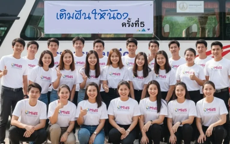 ภาพรีวิวจากลูกค้าชุดที่สี่ของร้านสกรีนเสื้อ แสดงกลุ่มชายและหญิงรวมถึงคณะครูอาจารย์หรือนักศึกษาจำนวนมาก ยืนและนั่งเรียงแถวหน้ากระดานร่วมกันถ่ายภาพหมู่ ทุกคนสวมเสื้อยืดสีขาวสกรีนโลโก้ "MIDS วิทยาลัยพหุวิทยาการและสหวิทยาการ มหาวิทยาลัยเชียงใหม่" ด้านหลังมีป้ายไวนิลข้อความโครงการ "เติมฝันให้น้อง ครั้งที่ 5" ติดอยู่ข้างรถบัสสำหรับเดินทาง สะท้อนผลงานบริการรับสกรีนเสื้อยืดกิจกรรมค่ายอาสาและเสื้อทีมของสถาบันการศึกษาอย่างพร้อมเพรียง