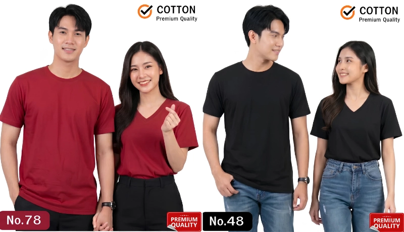 นายแบบและนางแบบสวมเสื้อยืดเปล่าผ้าคอตตอนแท้เกรดพรีเมียมสีแดงเข้มและสีดำ โดยฝั่งซ้ายเป็นเสื้อยืดสีแดงเข้ม (นายแบบสวมคอกลม นางแบบสวมคอวีทำท่ามินิฮาร์ทคู่กับกางเกงสีดำ รหัส No.78) และฝั่งขวาเป็นเสื้อยืดสีดำ (นายแบบสวมคอกลมคู่กับกางเกงยีนส์ นางแบบสวมคอวีคู่กับกางเกงยีนส์ รหัส No.48) มีไอคอนสัญลักษณ์ COTTON Premium Quality อยู่ด้านบน และตราสัญลักษณ์กรอบแดง Premium Quality ที่มุมล่างขวา บนพื้นหลังสีขาวล้วน