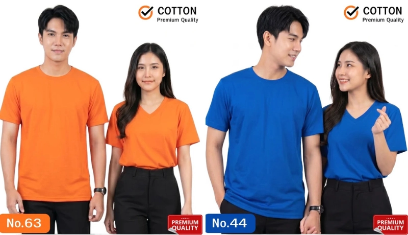 นายแบบและนางแบบสวมเสื้อยืดเปล่าผ้าคอตตอนแท้เกรดพรีเมียมสีส้มและสีน้ำเงิน โดยฝั่งซ้ายเป็นเสื้อยืดสีส้มสดใส (นายแบบสวมคอกลมยืนตรง นางแบบสวมคอวีคู่กับกางเกงสีดำ รหัส No.63) และฝั่งขวาเป็นเสื้อยืดสีน้ำเงินสว่าง (นายแบบสวมคอกลมหันมองนางแบบ นางแบบสวมคอวีทำท่ามินิฮาร์ทคู่กับกางเกงสีดำ รหัส No.44) มีไอคอนสัญลักษณ์ COTTON Premium Quality อยู่ด้านบน และตราสัญลักษณ์กรอบแดง Premium Quality ที่มุมล่างขวา บนพื้นหลังสีขาวล้ว