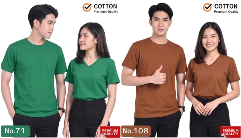 นายแบบและนางแบบสวมเสื้อยืดเปล่าผ้าคอตตอน 100% เกรดพรีเมียมสีเขียวเข้มและสีน้ำตาล โดยฝั่งซ้ายเป็นเสื้อยืดสีเขียวเข้ม (นายแบบสวมคอกลม นางแบบสวมคอวีคู่กับกางเกงสแล็คสีดำ รหัส No.71) และฝั่งขวาเป็นเสื้อยืดสีน้ำตาล (นายแบบสวมคอกลมโพสต์ท่ากดไลก์ นางแบบสวมคอวีคู่กับกางเกงสีดำ รหัส No.108) มีสัญลักษณ์เช็กถูก COTTON Premium Quality มุมขวาบนและป้ายแดง Premium Quality มุมขวาล่าง บนพื้นหลังสีขาว