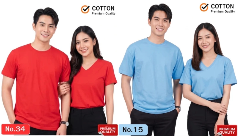 นายแบบและนางแบบสวมเสื้อยืดเปล่าผ้าคอตตอนแท้เกรดพรีเมียมสีแดงและสีฟ้า โดยฝั่งซ้ายเป็นเสื้อยืดสีแดงสด (นายแบบสวมคอกลมยืนควงแขนนางแบบ นางแบบสวมคอวีคู่กับกางเกงสีดำ รหัส No.34) และฝั่งขวาเป็นเสื้อยืดสีฟ้าสว่าง (นายแบบสวมคอกลมยืนยิ้มเอามือล้วงกระเป๋า นางแบบสวมคอวีคู่กับกางเกงสีดำ รหัส No.15) มีไอคอนสัญลักษณ์ COTTON Premium Quality อยู่ด้านบน และตราสัญลักษณ์กรอบแดง Premium Quality ที่มุมล่างขวา บนพื้นหลังสีขาวล้วน