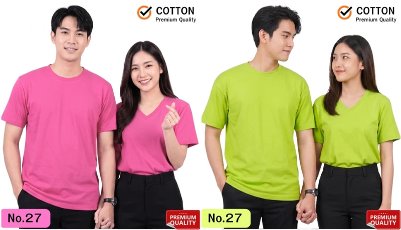 นายแบบและนางแบบสวมเสื้อยืดเปล่าผ้าคอตตอนแท้เกรดพรีเมียมสีชมพูเข้มและสีเขียวมะนาว โดยฝั่งซ้ายเป็นเสื้อยืดสีชมพูเข้มช็อคกิ้งพิงค์ (นายแบบสวมคอกลมยืนกุมมือนางแบบ นางแบบสวมคอวีทำท่ามินิฮาร์ทคู่กับกางเกงสีดำ รหัส No.27 แถบสีชมพู) และฝั่งขวาเป็นเสื้อยืดสีเขียวมะนาวสดใส (นายแบบสวมคอกลมยืนจับมือนางแบบหันไปมองด้านข้าง นางแบบสวมคอวีคู่กับกางเกงสีดำ รหัส No.27 แถบสีเหลือง) มีไอคอนสัญลักษณ์ COTTON Premium Quality อยู่ด้านบน และตราสัญลักษณ์กรอบแดง Premium Quality ที่มุมล่างขวา บนพื้นหลังสีขาวล้วน