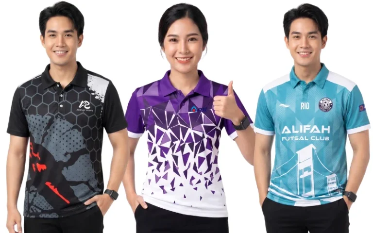 บริการรับผลิตเสื้อโปโล และรับทำเสื้อโปโล ครบวงจร แสดงตัวอย่างเสื้อโปโลพนักงานและเสื้อทีมพิมพ์ลายดิจิตอล 3 รูปแบบ ด้านซ้ายเป็นเสื้อโปโลสีดำพิมพ์ลายรังผึ้งกราฟิกสีเทาแดง ตรงกลางเป็นเสื้อโปโลพนักงานหญิงสีม่วงพิมพ์ลายเรขาคณิตสามเหลี่ยมไล่เฉดสี และด้านขวาเป็นเสื้อโปโลพิมพ์ลายทีมฟุตบอลสีฟ้าครามกราฟิกรูปสะพาน