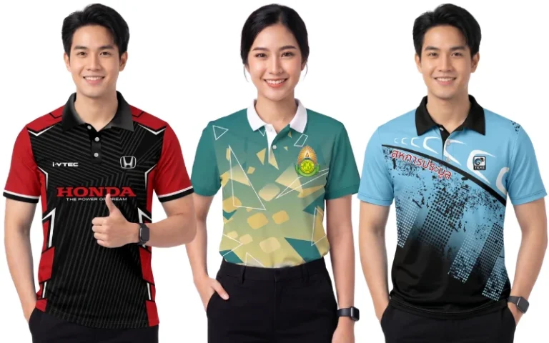 บริการรับผลิตเสื้อโปโล และรับทำเสื้อโปโล ครบวงจร นำเสนอตัวอย่างเสื้อโปโลพนักงานพิมพ์ลาย 3 สไตล์ ด้านซ้ายเป็นเสื้อโปโลโทนดำแดงพิมพ์ลายแบรนด์ Honda ตรงกลางเป็นเสื้อโปโลพนักงานหญิงโทนสีเขียวหัวเป็ดสลับเหลืองพิมพ์ลายเรขาคณิตพร้อมตราสัญลักษณ์ และด้านขวาเป็นเสื้อโปโลพิมพ์ลายกราฟิกแนวสตรีทโทนสีฟ้าดำเขียนข้อความสหกรณ์ประมูล