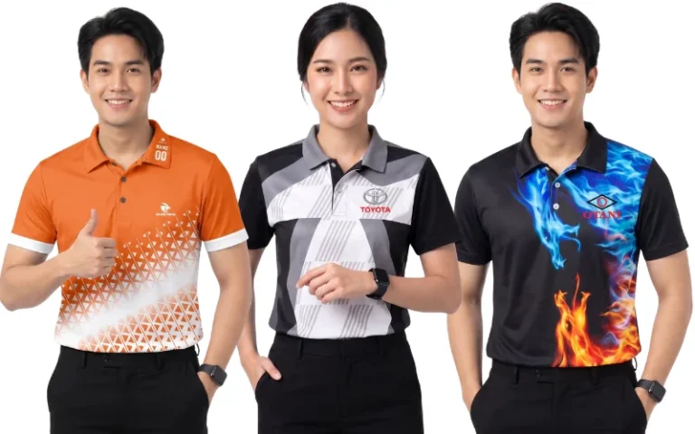 บริการรับผลิตเสื้อโปโล และรับทำเสื้อโปโล ครบวงจร นำเสนอตัวอย่างเสื้อโปโลพนักงานพิมพ์ลาย 3 สไตล์ ด้านซ้ายเป็นเสื้อโปโลโทนสีส้มสลับขาวพิมพ์ลายกราฟิกสามเหลี่ยมไล่ระดับ ตรงกลางเป็นเสื้อโปโลพนักงานหญิงโทนสีเทาดำพิมพ์ลายกราฟิกเรขาคณิตพร้อมโลโก้ Toyota และด้านขวาเป็นเสื้อโปโลสีดำพิมพ์ลายกราฟิกเปลวไฟสีฟ้าและสีส้มพร้อมโลโก้ Otani