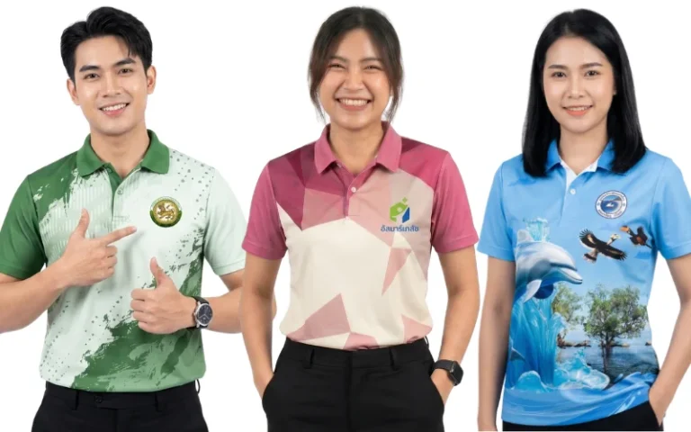 บริการรับผลิตเสื้อโปโล และรับทำเสื้อโปโล ครบวงจร แสดงแบบเสื้อโปโลพนักงานพิมพ์ลายดิจิตอล 3 สไตล์ ด้านซ้ายเป็นเสื้อโปโลชายโทนสีเขียวหัวเป็ดสลับเขียวอ่อนพิมพ์ลายสีสแปลชพร้อมตราสัญลักษณ์หน่วยงาน ตรงกลางเป็นเสื้อโปโลพนักงานหญิงโทนสีชมพูกะปิสลับครีมพิมพ์ลายเรขาคณิตสามเหลี่ยมเขียนข้อความอัลมาร์เก็ต และด้านขวาเป็นเสื้อโปโลหญิงสีฟ้าพิมพ์ลายธรรมชาติเสมือนจริงรูปป่าชายเลน นกเงือก และโลมาพ่นน้ำ
