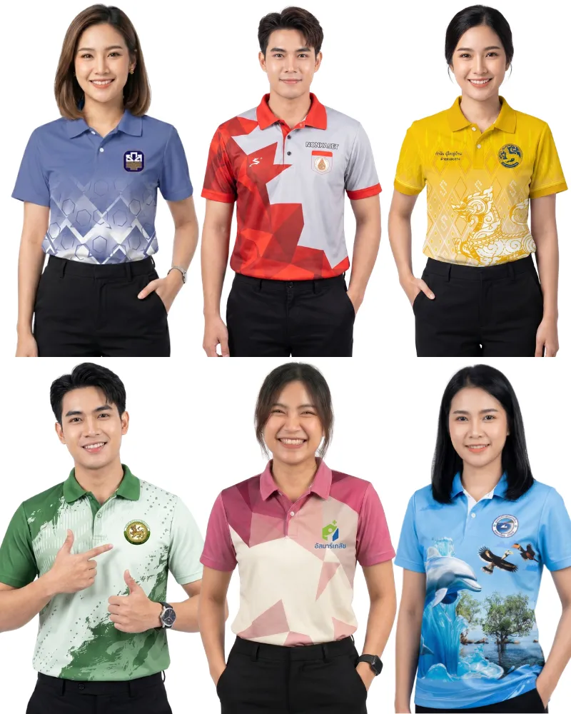 คอลลาจรวมผลงานเสื้อยืดโปโลคอปกพิมพ์ลาย สไตล์เสื้อทีมราชการและหน่วยงาน สวมใส่โดยนายแบบและนางแบบ มีทั้งเสื้อโปโลคอปกพิมพ์ลายเรขาคณิตสีน้ำเงินโลโก้ ธ.ก.ส. เสื้อสีเทาตัดแดงลาย NONKASET เสื้อสีเหลืองทองพิมพ์ลายไทยรูปตัวสิงห์ของกำนันผู้ใหญ่บ้าน รวมถึงเสื้อยืดโปโลคอปกพิมพ์ลายกราฟิกแนวสตรีทสีเขียว เสื้อสีชมพูกลีบบัวลายเหลี่ยมเพชร และเสื้อพิมพ์ลายธรรมชาติรูปปลาโลมากับนกเงือกสีฟ้าสดใส