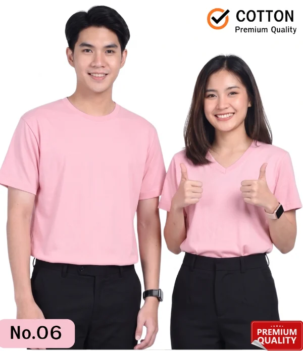 นายแบบและนางแบบสวมเสื้อยืดสีชมพูอ่อนผ้า Cotton พรีเมียม ยิ้มแย้มแจ่มใส สำหรับบริการสั่งผลิตเสื้อยืดพร้อมสกรีน