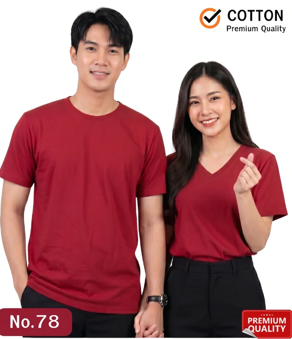 นายแบบและนางแบบสวมเสื้อยืดสีแดงเข้มผ้า Cotton คุณภาพพรีเมียม สำหรับบริการสั่งผลิตเสื้อยืดพร้อมสกรีน